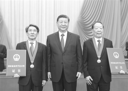 6月24日,全国科技大会、国家科学技术奖励大会和中国科学院第二十一次院士大会、中国工程院第十七次院士大会在北京人民大会堂隆重召开。中共中央总书记、国家主席、中央军委主席习近平向获得2023年度国家最高科学技术奖的武汉大学李德仁院士(右)和清华大学薛其坤院士(左)颁奖。新华社发